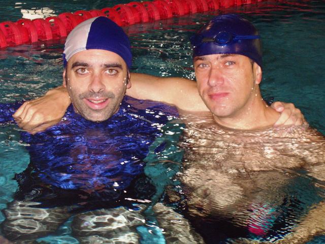 Victor y José, dos de los monitores que acompañaron a los deportistas en el agua